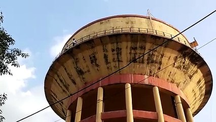ताला खुलवाने की मांग को लेकर तीन टंकियों पर चढ़े दस छात्र