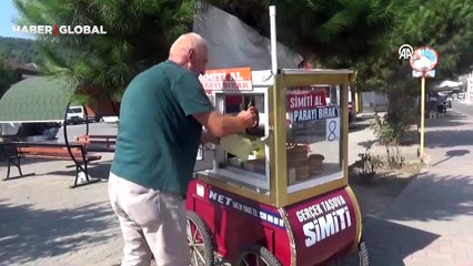 Amasya'da simitçi "Simidini al, paranı bırak" notuyla ürünlerini satışa sunuyor