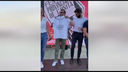 Pd, a Schlein la maglietta "La Puglia è uno stato d'animo"