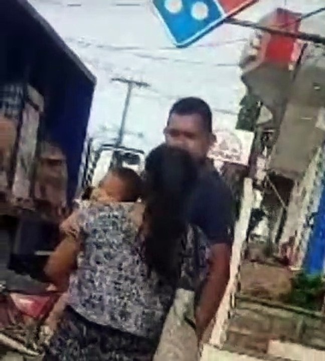 Vídeo: sujeto discute con mujer y le da un puñetazo a bebé