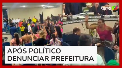 Vereador é agredido por manifestantes em câmara municipal no Ceará
