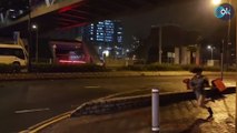 Increíble: una mujer es arrastrada varios metros por los fuertes vientos del tifón Saola en Hong Kong