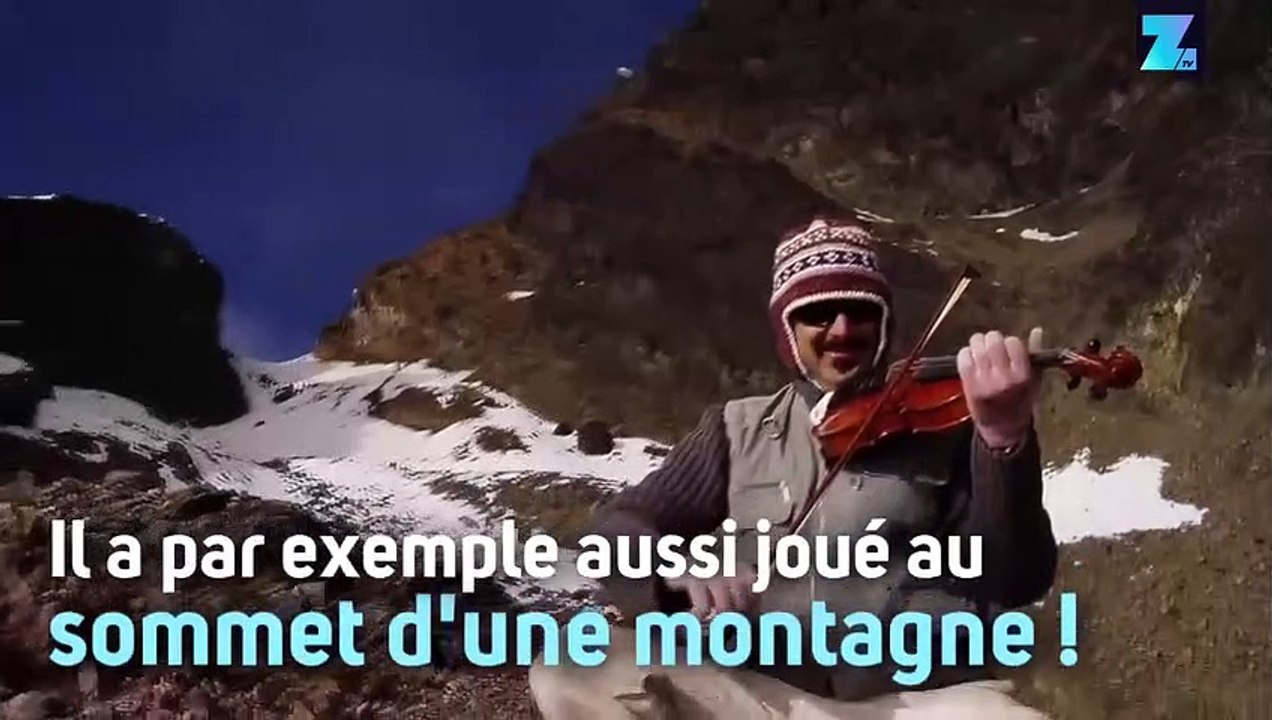 Il surf et joue du violon en même temps !