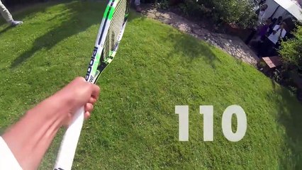 Rafael Nadal fait 400 jongles sur la tranche d'une raquette de tennis