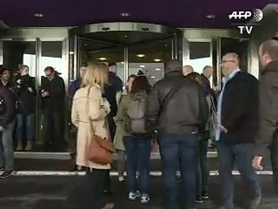 Avion d'Egyptair: des familles de passagers arrivent à Roissy