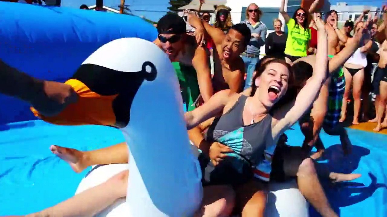 Faire du toboggan aquatique dans une rue de San Francisco Vidéo