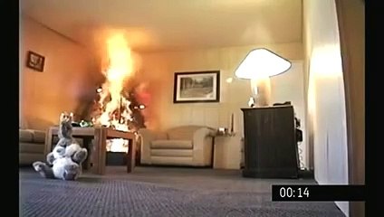 Un sapin de Noël prend feu et embrase un salon entier en 1 minute