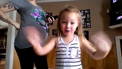 Une maman enceinte et sa fille font une chorégraphie amusante pour fêter l'arrivée du bébé