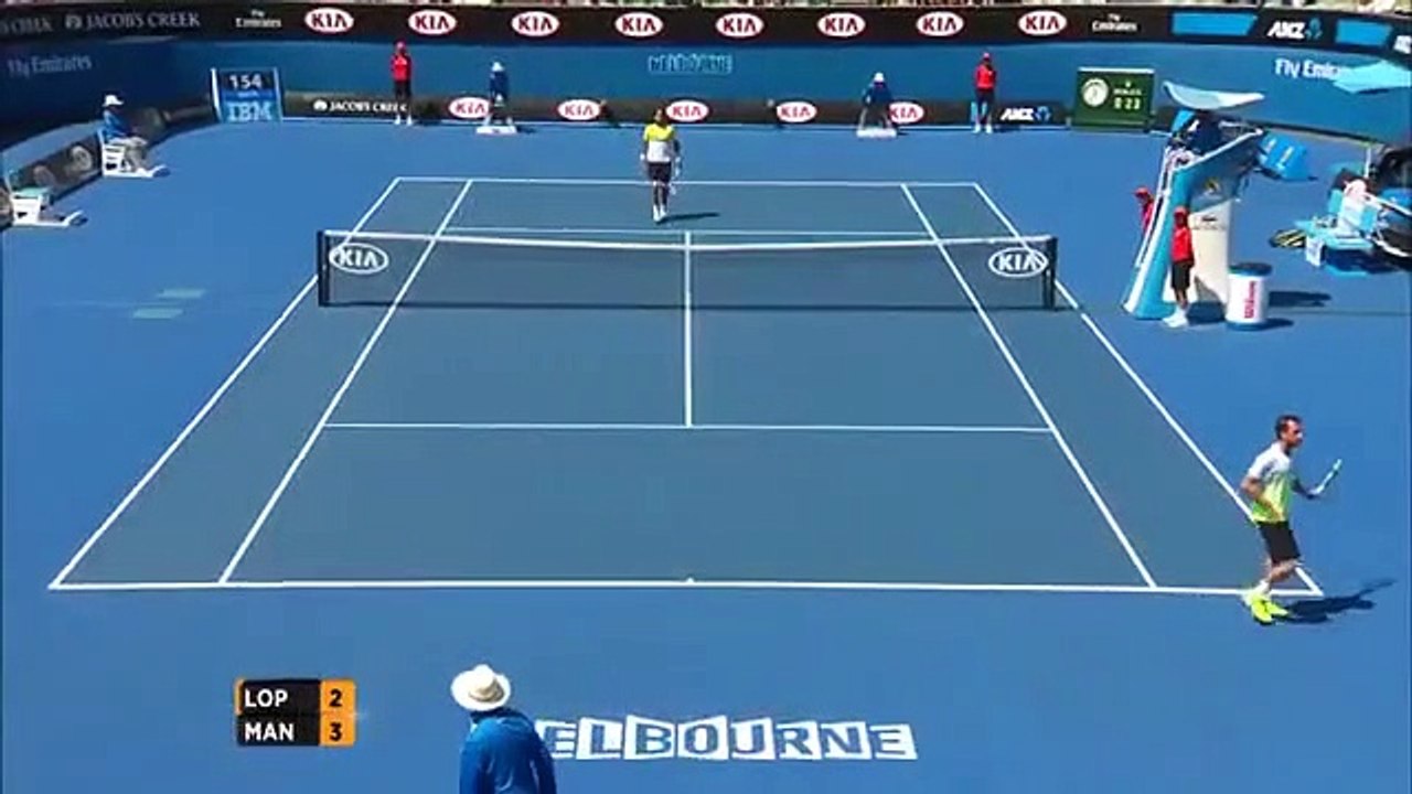 Open d'Australie : un ramasseur de balle se prend un service dans ses parties intimes