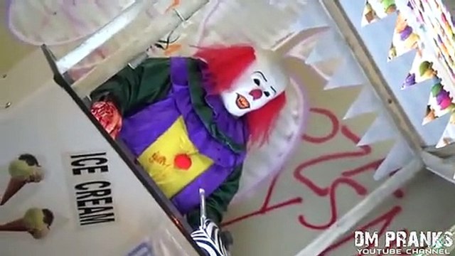Le clown tueur et son oncle terrorisent à nouveau les passants !