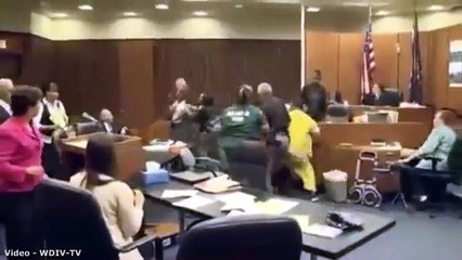 Etats-Unis : il frappe le meurtrier de sa fille en plein procès