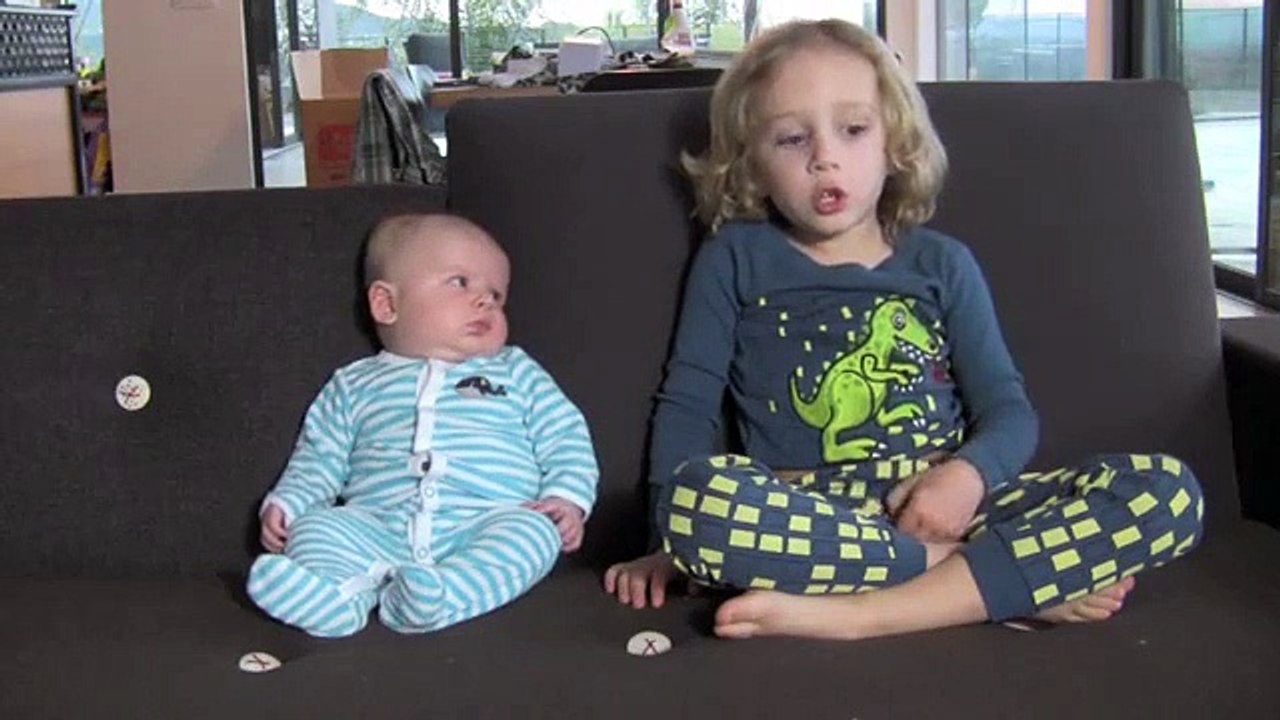 Le bébé qui n'aime pas la chanson "Joyeux Anniversaire"