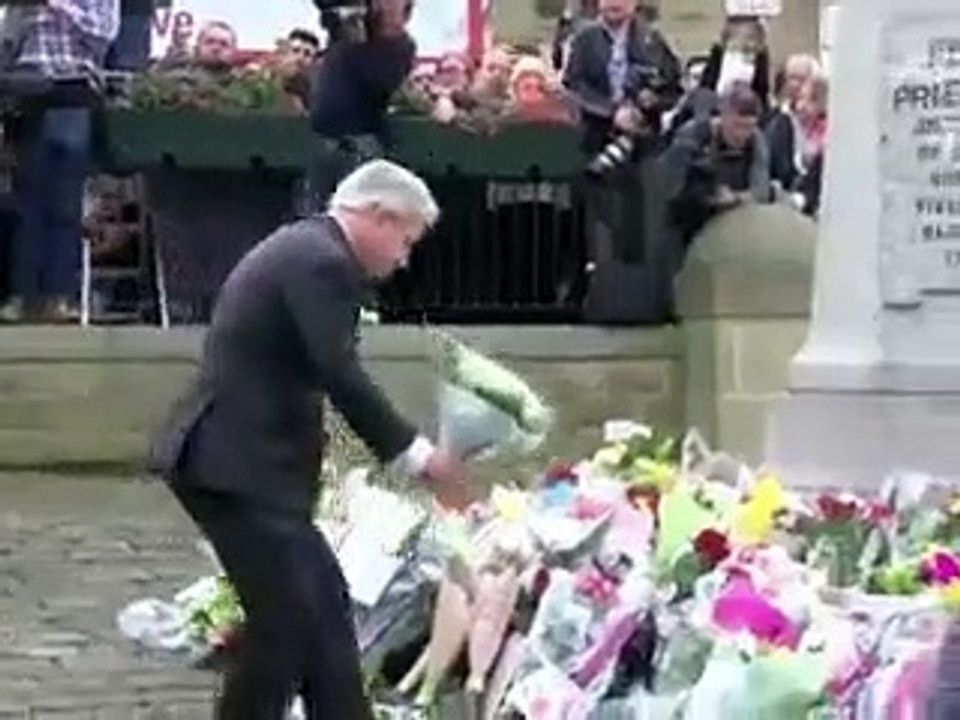 Meurtre de Jo Cox: la police étudie la piste de l'extrême droite, hommage national
