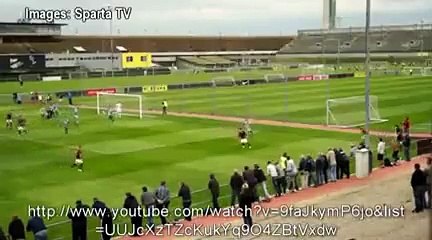 Il marque un but avec ses fesses!