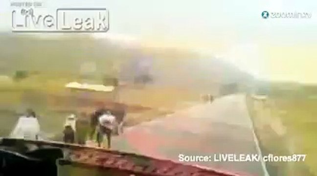 A 10 ans, pieds nus, il conduit déjà des camions!