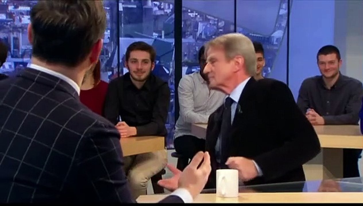 Le lapsus embarrassant d'un chroniqueur du Supplément de Canal+ face à Bernard Kouchner