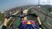 Un freestyler descend un grand huit en moto!