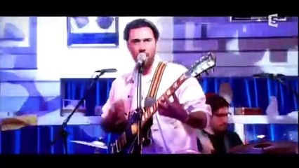 C à vous : Chantal Goya se bouche les oreilles en plein live