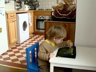 De plus en plus fréquent, l'usage des tablettes chez l'enfant fait débat