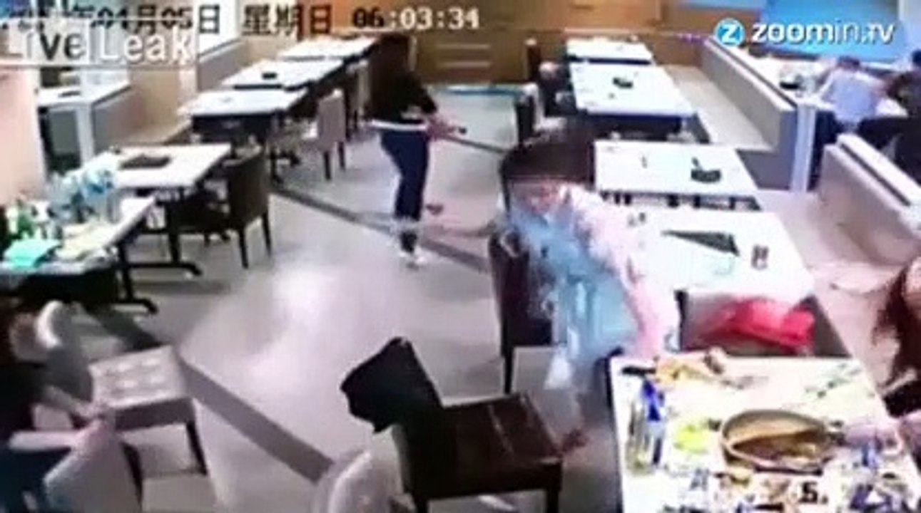 Spectaculaire bataille de nourriture dans un restaurant
