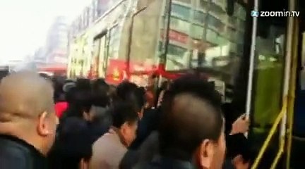 Chine : 200 riverains secourent les passagers d'un bus