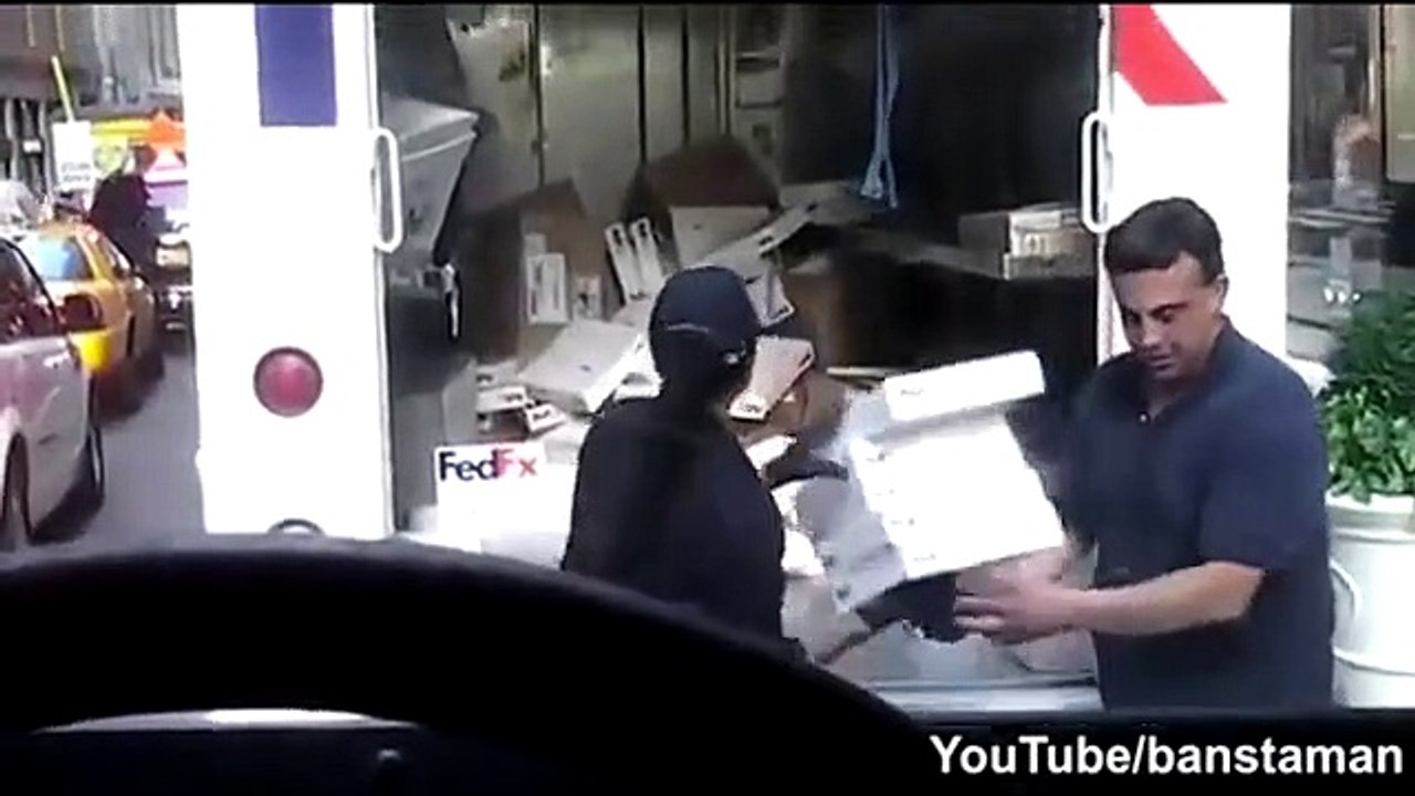 Des employés de FedEx jettent les colis