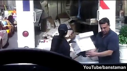 Des employés de FedEx jettent les colis