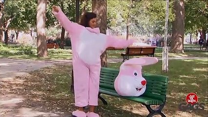 Cette jolie femme en sous-vêtements est-elle vraiment une femme ?