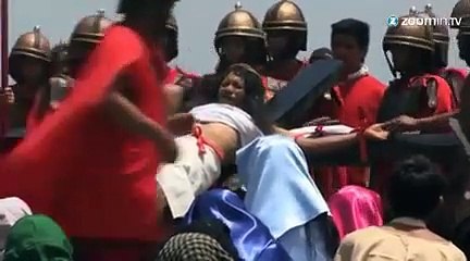 Un Danois se fait crucifier