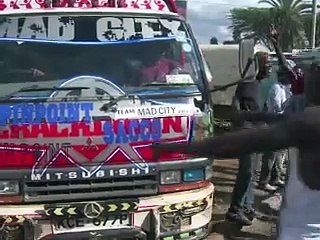 Kenya: les matatus, des bus customisés dans les rues de Nairobi