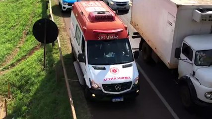 Homem choroso por crise familiar é socorrido pelo SAMU em cima de passarela na BR-277