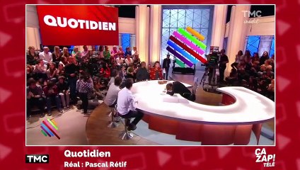 Un aventurier boit sa propre urine pour s'hydrater