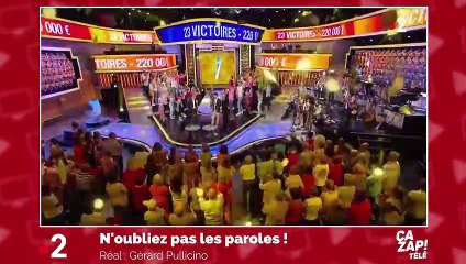 Anne-Sophie Lapix présente le JT de 20 heures avec le maillot de l'Equipe de France !
