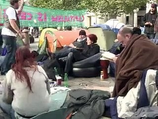 Des centaines d'"indignés" encore mobilisés, soutien de leaders européens