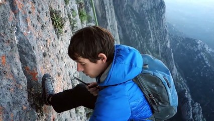 Il escalade sans protection un mur lisse de 500m de haut