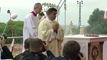Le pape François chute pendant la messe !