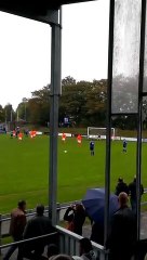 Il tente un coup du foulard sur coup franc