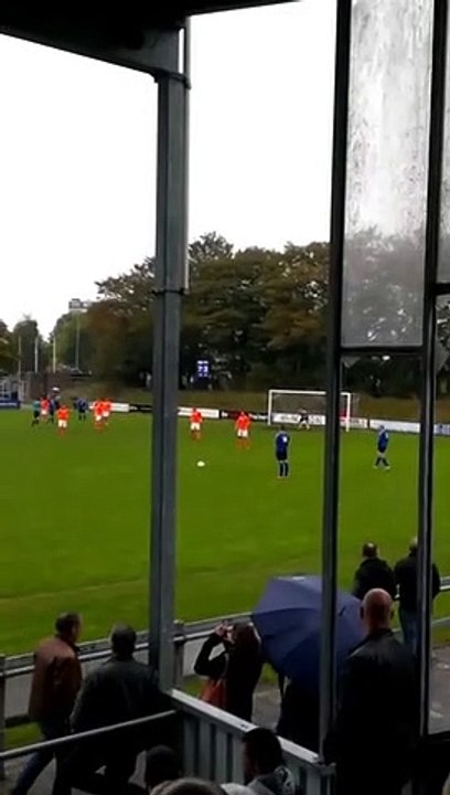 Il tente un coup du foulard sur coup franc