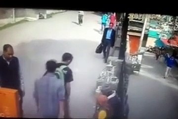 Ce garçon n'aurait jamais dû faire un doigt d'honneur à ce singe