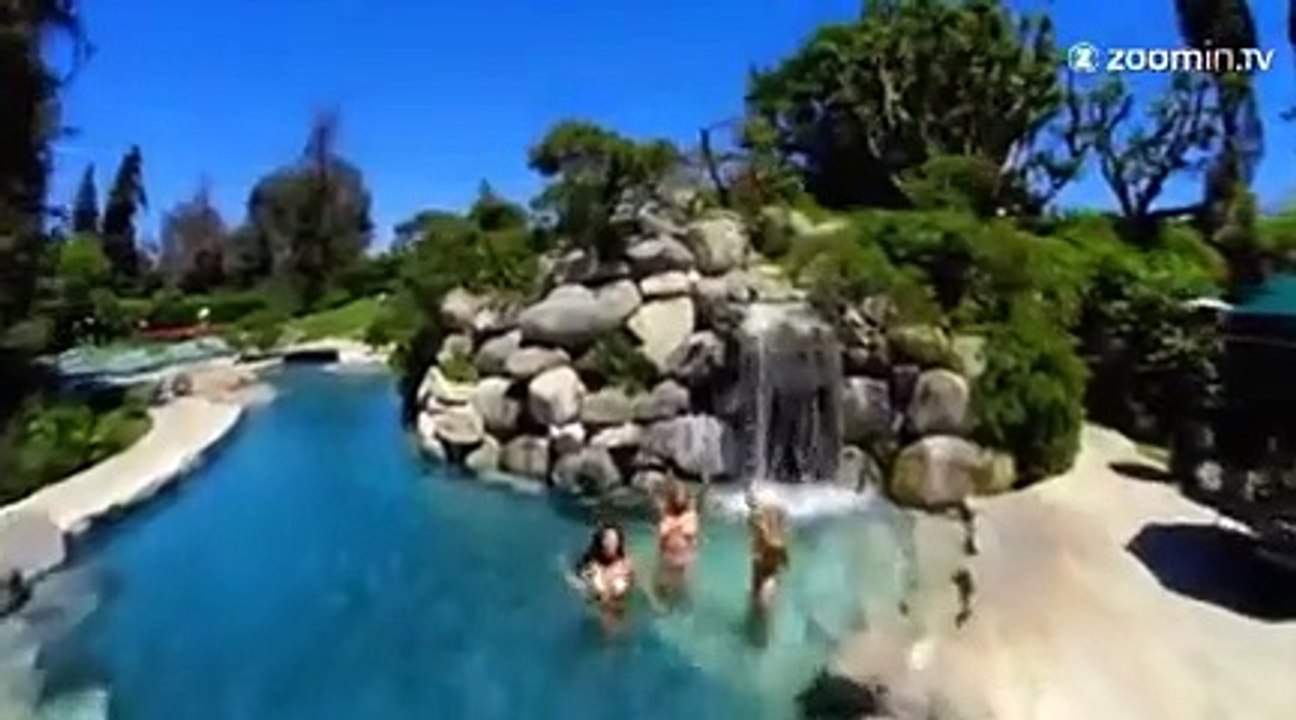 Danny MacAskill appuie sur la pédale au manoir Playboy