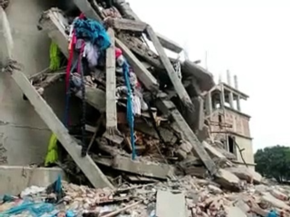 Immeuble effondré au Bangladesh: arrestations et poursuite des recherches de survivants