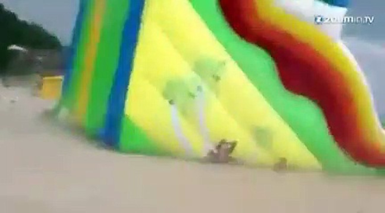 Un château gonflable affole la plage