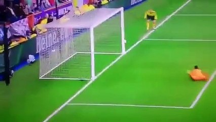 Zinédine Zidane craque son pantalon en plein match !