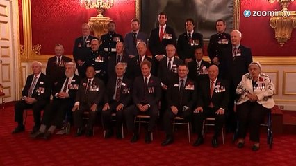 Le prince Harry pose auprès de vétérans australiens