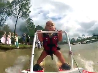 Un bébé fait du ski nautique