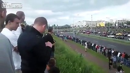 Une voiture renverse une vigntaine de personnes lors d'une course