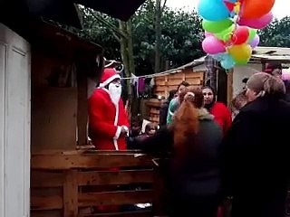 Un bidonville rom brave une interdiction de la mairie pour fêter Noël