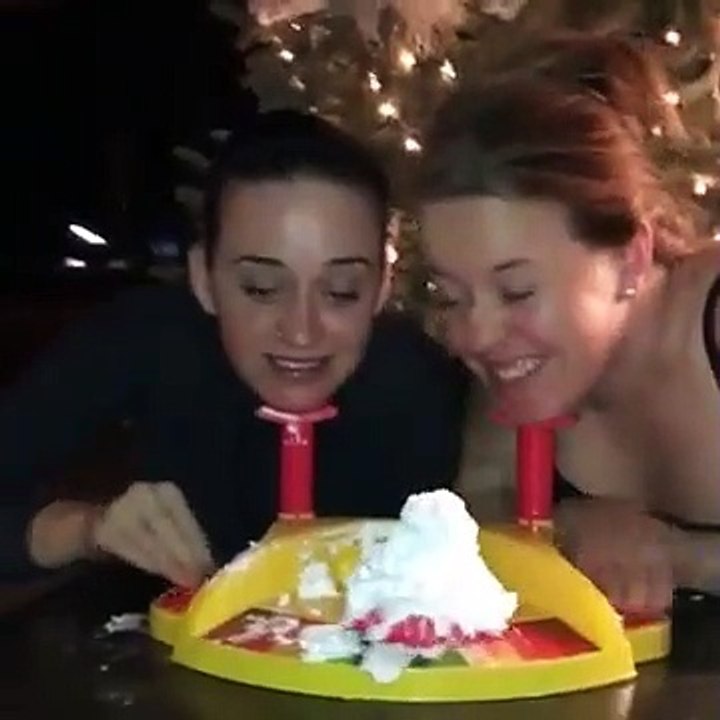 Quand Katy Perry et sa soeur jouent à "Pie Face", le nouveau jeu qui rend tous les enfants dingues !