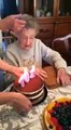 Quand une mamie de 102 ans souffle ses bougies d'anniversaire