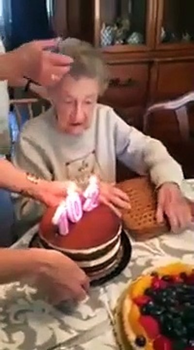 Quand une mamie de 102 ans souffle ses bougies d'anniversaire